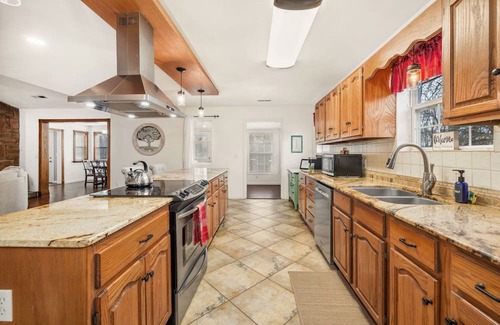 Bella Vista Casa | Bella Villa-Hub for Bikers & Golfers-Backyard Oasis