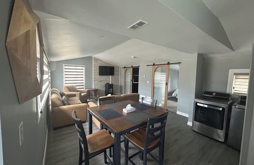 Leamington Cabina | Elias Cabin Hillside Your Perfect Hideaway in the Wilderness