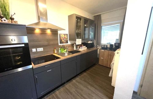 Estenfeld Casa | Classic double room with fitted kitchen in the basement