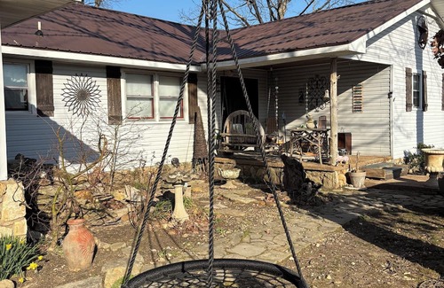 Hohenwald Otro | Peaceful & Charming 3-bedroom farmhouse with AC, WiFi! in peaceful Hohenwald