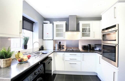 Lower Edmonton Casa | Discount on long term stays - good for contractors or home relocators