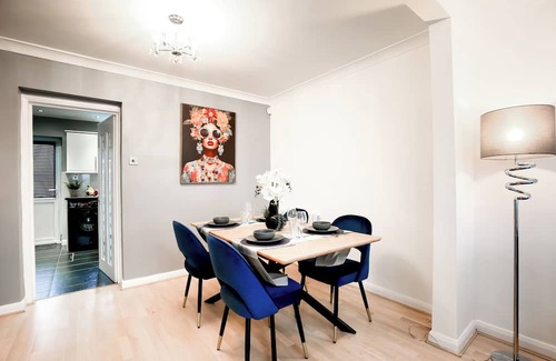 Lower Edmonton Casa | Discount on long term stays - good for contractors or home relocators
