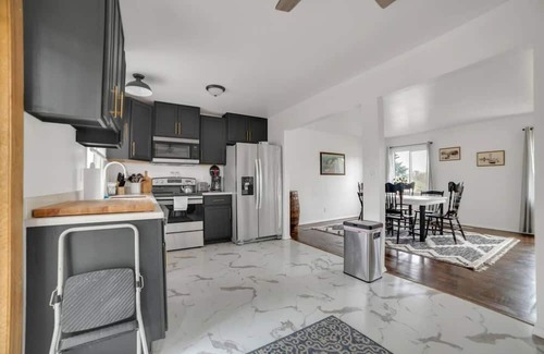 Oscoda Casa | Charming 3-bedroom house > 1 Mile to Lake Huron - AC & Pet Friendly!