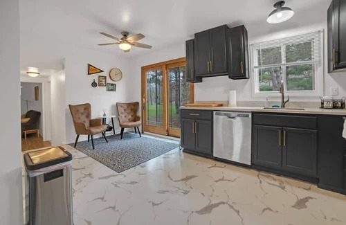 Oscoda Casa | Charming 3-bedroom house > 1 Mile to Lake Huron - AC & Pet Friendly!
