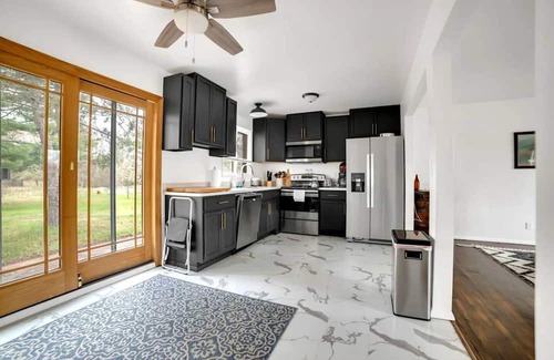 Oscoda Casa | Charming 3-bedroom house > 1 Mile to Lake Huron - AC & Pet Friendly!