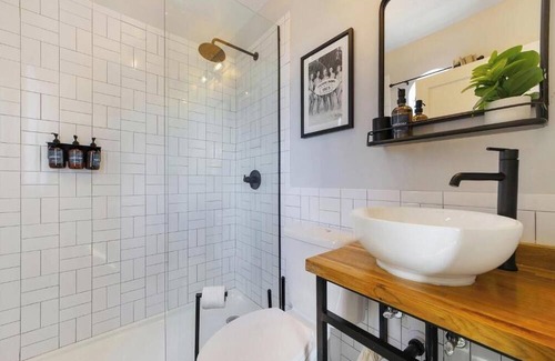 Coral Way Casa | Classic Hotel in Little Havana: King Suite, Free WiFi & Garden Relaxation