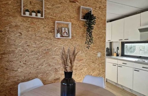 Sint Kruis Chalet De Esquí | Peace, space, nature and coziness in our cozy chalet at the campsite.