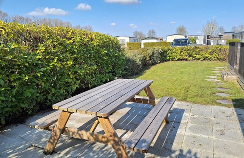 Sint Kruis Chalet De Esquí | Peace, space, nature and coziness in our cozy chalet at the campsite.