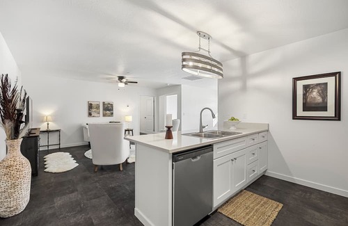 Kellogg Condominio | Beautiful 2-bedroom condo centrally located in Kellogg with a porch.
