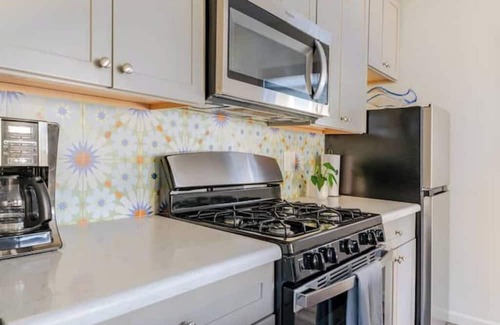 Cal Heights Casa | Light & Bright, Centrally Located Casita/Apartment