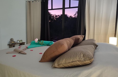 Las Lomas Cama Y Desayuno | Kocorica Private room with terrace and bathroom in the countryside.