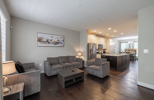 Northeast Casa | NICE Gorgeous Townhouse 4BR with Private Garage