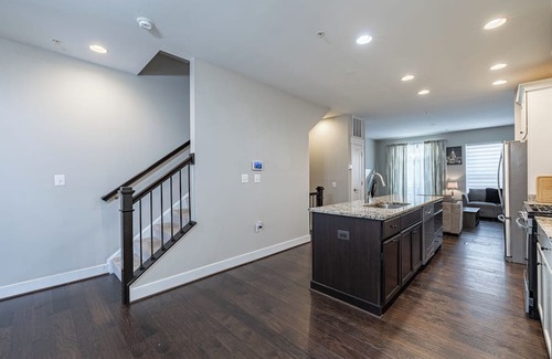 Northeast Casa | NICE Gorgeous Townhouse 4BR with Private Garage