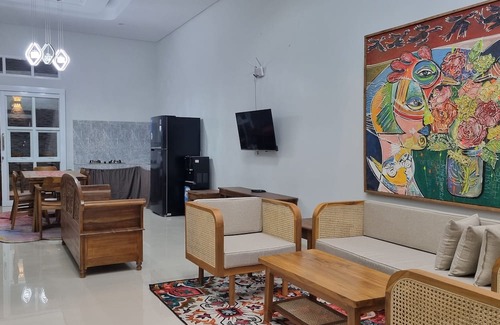 Bandar Lampung Casa | Semesta Lux Family Guesthouse - 3BR house in Lampung with AC, wifi, and kitchen.