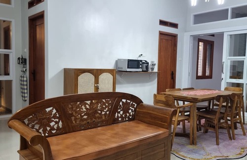 Bandar Lampung Casa | Semesta Lux Family Guesthouse - 3BR house in Lampung with AC, wifi, and kitchen.