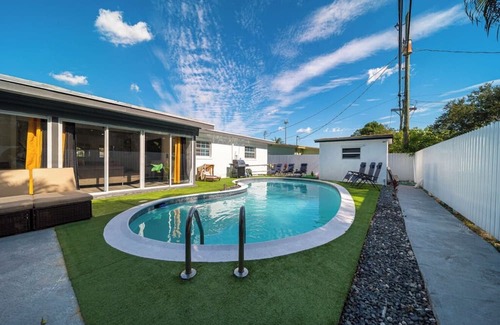 Ives Estates Casa | Luxury Pool Villa 5BD 4BA