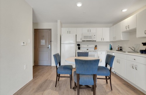 Far North Central Apartamento | Simplicity At the Rim 1208 I Comfy 2 Bed 2Bath
