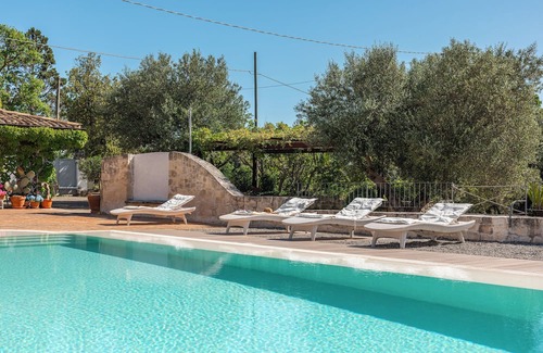 Martina Franca Villa | Original trullo, walking distance to Alberobello (UNESCO) 10m x 5m private pool.