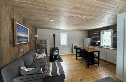 Addington Highlands Cabina | Cozy Cabin and Sauna in the Forest near Bon Echo Provincial Park