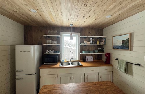 Addington Highlands Cabina | Cozy Cabin and Sauna in the Forest near Bon Echo Provincial Park