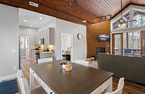 Sylva Condominio | Mountain Hideaway, Grill, and Sunset Views!