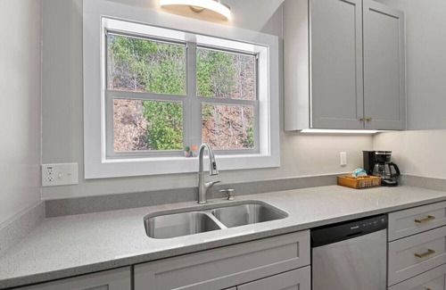 Sylva Condominio | Mountain Retreat, Cozy Balcony, and Grill!