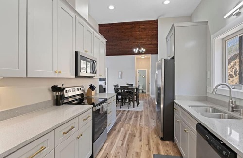 Sylva Condominio | Mountain Retreat, Cozy Balcony, and Grill!