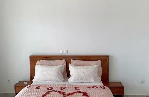Assinie Cama Y Desayuno | Chambre Iris: idyllic setting with breakfast