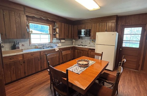 Beechgrove Casa | Papaw's Place and Creekside Bungalow are on the same Heritage Farm.