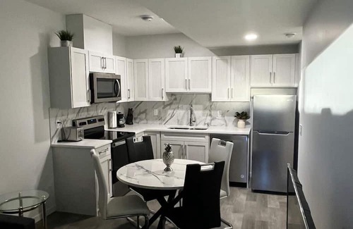Southeast Calgary Apartamento | New beautiful legal basement suite in seton