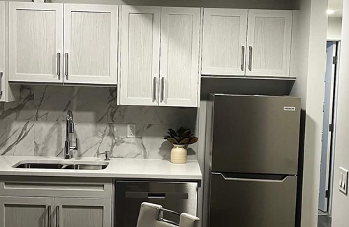 Southeast Calgary Apartamento | New beautiful legal basement suite in seton