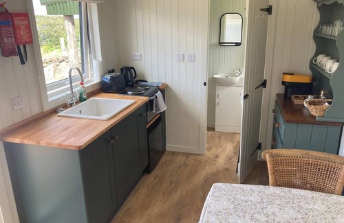 Inishmacatreer Cabina | Lakeside Cabin with private lakeshore access.