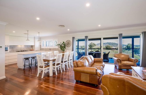 Moore Creek Casa | Ardington - 4-Bed Pet-Friendly with Pool