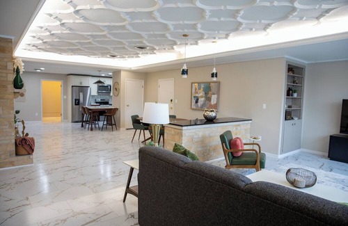 Terre Haute Apartamento | Charming 2-bedroom apartment close to Universities in downtown Terre Haute.