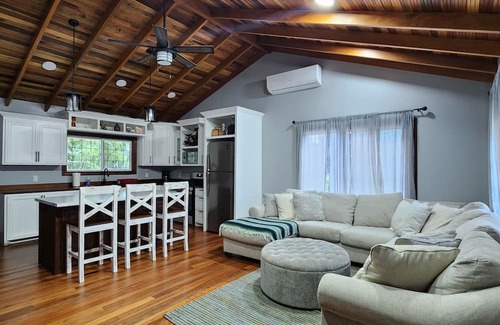 Mirador Español Cabaña | Charming 2-bedroom cottage in tranquil Spanish Lookout with AC, WiFi