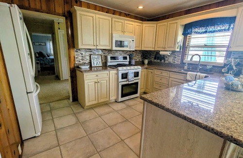 Bass Lake Casa | Cozy LakeView Cottage with a Touch of Modern Flair!