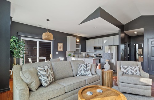 Camdenton Cabaña | Charming cottage overlooking the 15th fairway at Old Kinderhook Golf Course!