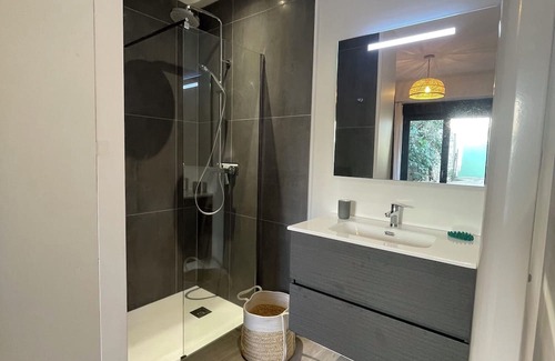Vallon-Pont-d'Arc Apartamento | Charming new T2 apartment 2 minutes walk from the village center