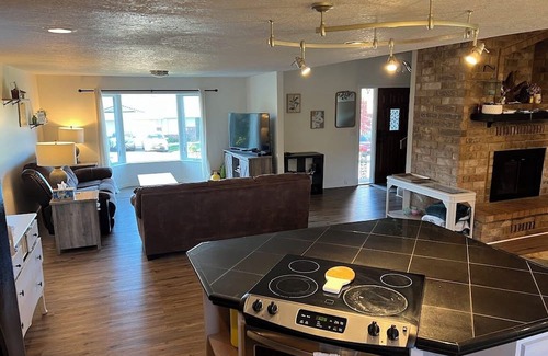 West Salem Casa | Spacious 4BR home w/ hot tub near Salem wineries & family fun!