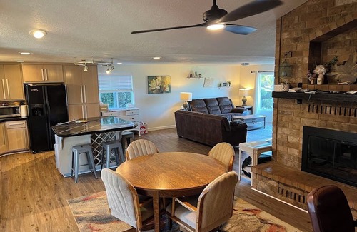 West Salem Casa | Spacious 4BR home w/ hot tub near Salem wineries & family fun!