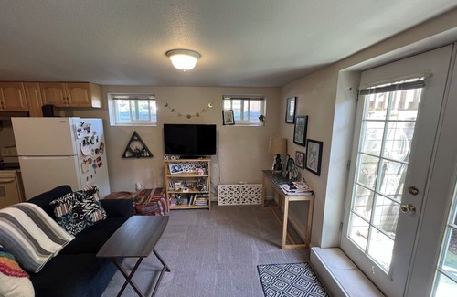 Highland Park Apartamento | Fabulous locale for light-filled mountainside apartment in charming Boulder.