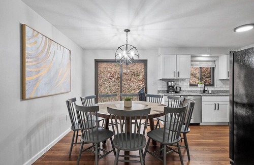 Wexford Casa | Stylish & Accessible 6Bd Home in Wexford/Pittsburg
