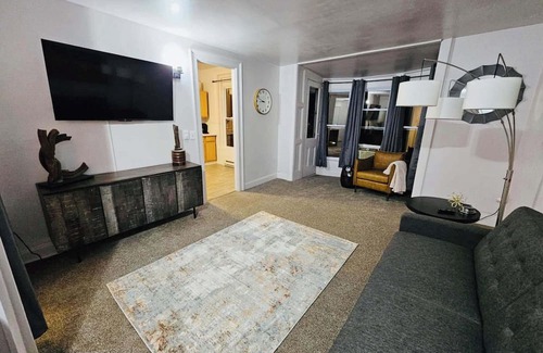 Wellsville Apartamento | Modern 1-Bedroom Apartment with walkout deck