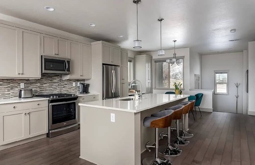 East End Casa | Spacious & Modern ~ Free E-Bikes ~ Pet-Friendly ~ Prime East End Location
