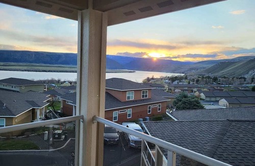 Quincy Casa | Gather By The River - Crescent Bar, Shuttle to Gorge