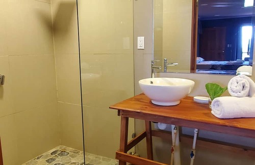 Bahía Drake Cabina | Willy's Fish Camp. All rooms have an ocean view from lodgings nestled hillside!