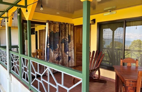 Bahía Drake Cabina | Willy's Fish Camp. All rooms have an ocean view from lodgings nestled hillside!