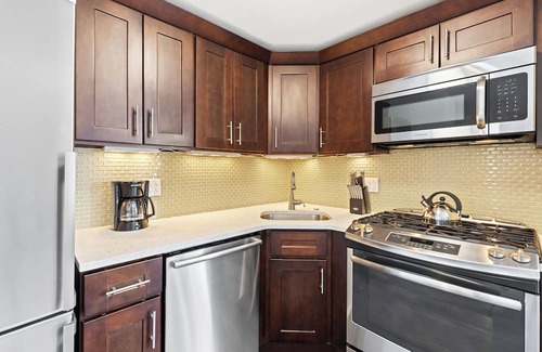 Upper East Side Apartamento | Luxury Two Bed With Private Balcony on the UES