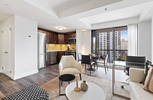 Upper East Side Apartamento | Luxury Two Bed With Private Balcony on the UES