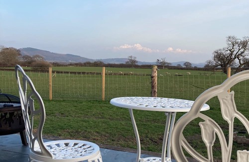 Rhuddlan Alquiler De RV | An idyllic rural setting on a working farm only a short walk to the village!